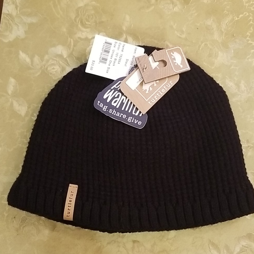 NWT UNISEX TURTLEFUR LINED KNIT HAT